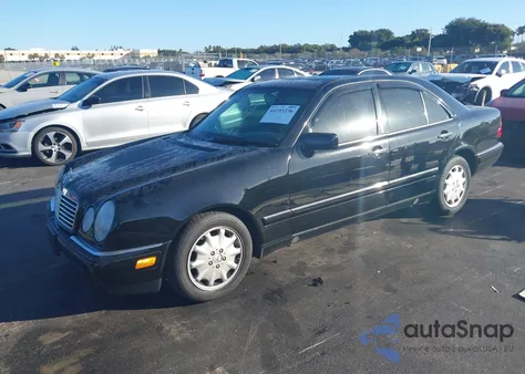 1997 Mercedes-Benz E 320 z USA, uszkodzony, nr VIN WDBJF55F4VJ029174